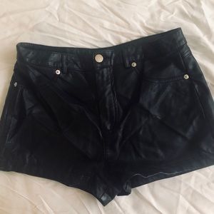 🍄 Faux Leather Mid Rise Shorts
